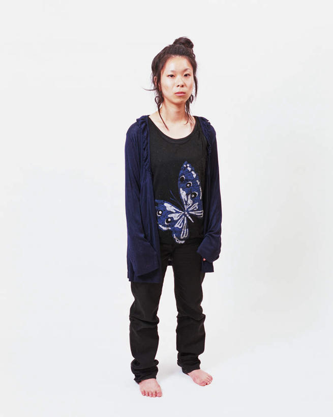 东方人,一个人,站,笑,微笑,竖图,室内,白天,白色背景,正面,亚洲,仅一个年轻女性,仅一个女性,仅一个人,服装,注视,休闲装,黄种人,衣服,观察,看,站着,休闲,休闲服,摄影,服饰,影棚,观看,察看,关注,年轻女性,女人,女性,亚洲人,彩图,全身,影棚拍摄,拍摄