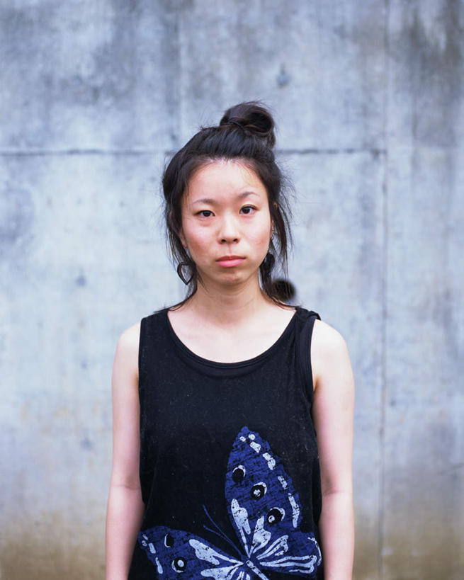 东方人,一个人,站,笑,微笑,竖图,室外,白天,正面,亚洲,仅一个年轻女性,仅一个女性,仅一个人,服装,墙,注视,休闲装,黄种人,墙壁,墙面,衣服,观察,看,站着,休闲,休闲服,服饰,观看,察看,关注,年轻女性,女人,女性,亚洲人,半身,彩图