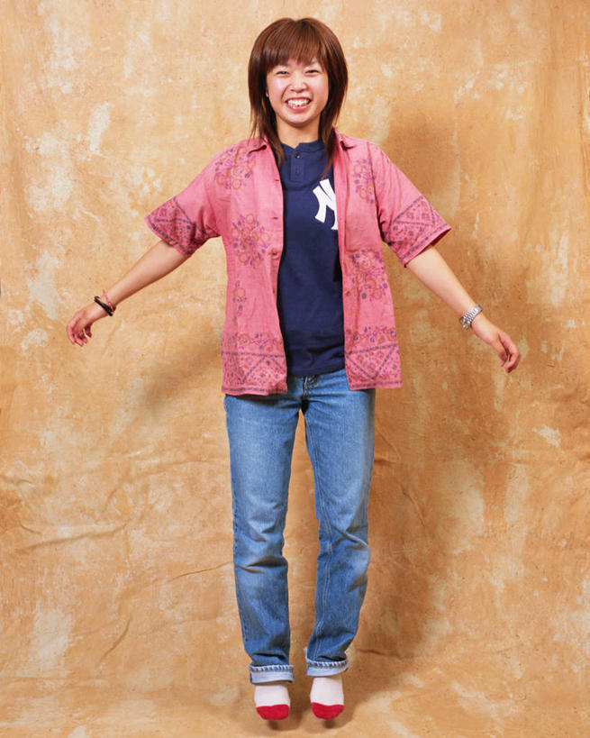 东方人,一个人,站,伸展双臂,笑,微笑,露齿笑,竖图,室内,白天,正面,亚洲,仅一个年轻女性,仅一个女性,仅一个人,黄色背景,服装,注视,休闲装,黄种人,衣服,观察,看,站着,休闲,休闲服,摄影,服饰,影棚,观看,察看,关注,年轻女性,女人,女性,亚洲人,敞开双臂,伸开双臂,展开双肩,张开手臂,张开双臂,彩图,全身,影棚拍摄,拍摄