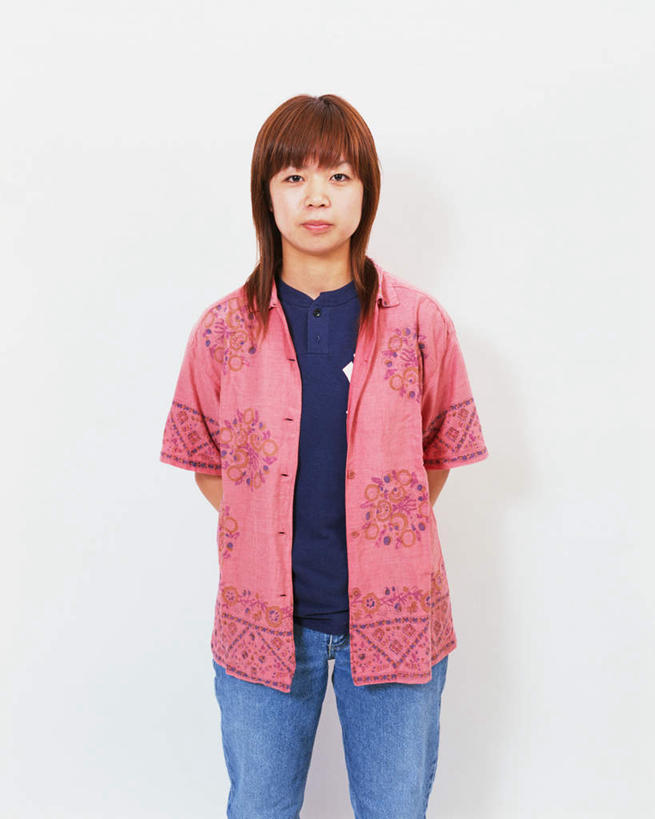 东方人,一个人,站,笑,微笑,竖图,室内,白天,白色背景,正面,亚洲,仅一个年轻女性,仅一个女性,仅一个人,服装,注视,休闲装,黄种人,衣服,观察,看,站着,休闲,休闲服,摄影,服饰,影棚,观看,察看,关注,背手,年轻女性,女人,女性,亚洲人,站立,半身,彩图,影棚拍摄,拍摄