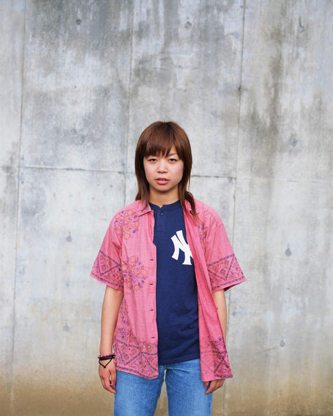 东方人,一个人,站,笑,微笑,竖图,室外,白天,正面,亚洲,仅一个年轻女性,仅一个女性,仅一个人,服装,墙,注视,休闲装,黄种人,墙壁,墙面,衣服,观察,看,站着,休闲,休闲服,服饰,观看,察看,关注,年轻女性,女人,女性,亚洲人,半身,彩图