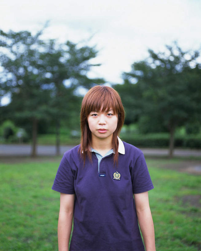 东方人,一个人,站,笑,微笑,竖图,室外,白天,正面,草地,草坪,植物,亚洲,仅一个年轻女性,仅一个女性,仅一个人,服装,注视,休闲装,黄种人,草,树,树木,衣服,绿色,自然,观察,看,站着,休闲,休闲服,服饰,生长,成长,观看,察看,关注,年轻女性,女人,女性,亚洲人,站立,半身,彩图