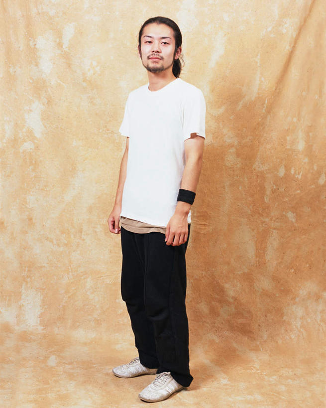 东方人,一个人,站,笑,微笑,竖图,室内,白天,正面,亚洲,仅一个男性,仅一个人,黄色背景,服装,注视,休闲装,黄种人,仅一个年轻男性,衣服,观察,看,站着,休闲,休闲服,摄影,服饰,影棚,观看,察看,关注,男人,男性,年轻男性,亚洲人,彩图,全身,影棚拍摄,拍摄