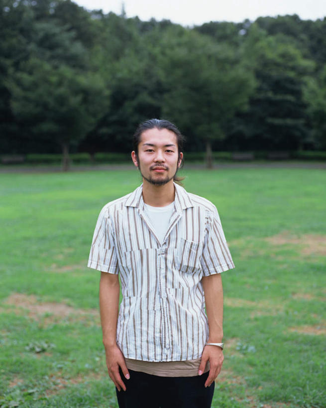 东方人,胡须,一个人,站,笑,微笑,竖图,室外,白天,正面,草地,草坪,植物,亚洲,仅一个男性,仅一个人,服装,注视,休闲装,黄种人,草,树,树木,仅一个年轻男性,衣服,绿色,自然,观察,看,站着,休闲,休闲服,服饰,生长,成长,观看,察看,关注,男人,男性,年轻男性,亚洲人,胡子,小胡子,半身,彩图