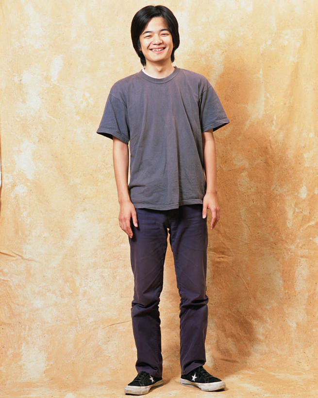 东方人,一个人,站,笑,微笑,露齿笑,竖图,室内,白天,正面,亚洲,仅一个男性,仅一个人,黄色背景,服装,注视,休闲装,黄种人,仅一个年轻男性,衣服,观察,看,站着,休闲,休闲服,摄影,服饰,影棚,观看,察看,关注,男人,男性,年轻男性,亚洲人,彩图,全身,影棚拍摄,拍摄