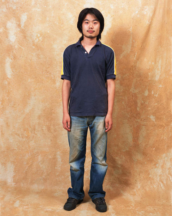 东方人,胡须,一个人,站,笑,微笑,竖图,室内,白天,正面,亚洲,仅一个男性,仅一个人,黄色背景,服装,注视,休闲装,黄种人,仅一个年轻男性,衣服,观察,看,站着,休闲,休闲服,摄影,服饰,影棚,观看,察看,关注,男人,男性,年轻男性,亚洲人,胡子,小胡子,彩图,全身,影棚拍摄,拍摄