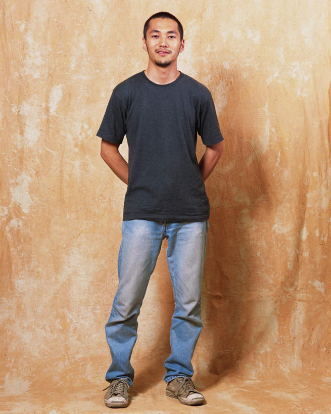 东方人,一个人,站,笑,微笑,竖图,室内,白天,正面,亚洲,仅一个男性,仅一个人,黄色背景,服装,注视,休闲装,黄种人,仅一个年轻男性,衣服,观察,看,站着,休闲,休闲服,摄影,服饰,影棚,观看,察看,关注,背手,男人,男性,年轻男性,亚洲人,彩图,全身,影棚拍摄,拍摄