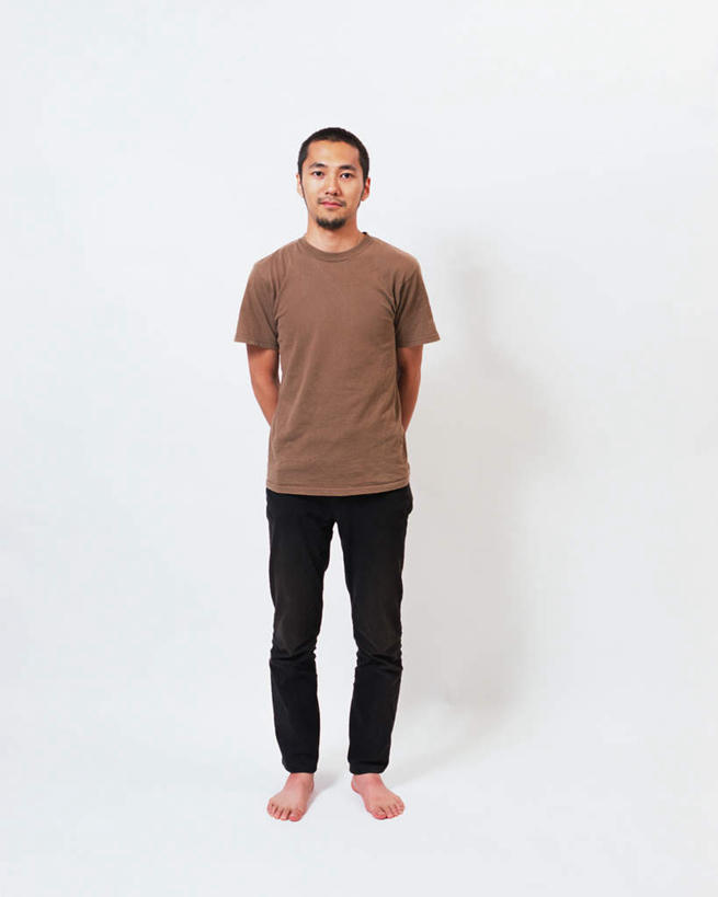 东方人,一个人,站,笑,微笑,竖图,室内,白天,正面,亚洲,仅一个男性,仅一个人,黄色背景,服装,注视,休闲装,黄种人,仅一个年轻男性,衣服,观察,看,站着,休闲,休闲服,摄影,服饰,影棚,观看,察看,关注,背手,男人,男性,年轻男性,亚洲人,彩图,全身,影棚拍摄,拍摄