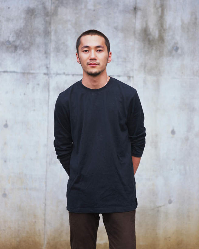 东方人,一个人,站,笑,微笑,竖图,室外,白天,正面,亚洲,仅一个男性,仅一个人,服装,注视,休闲装,黄种人,仅一个年轻男性,衣服,观察,看,站着,休闲,休闲服,服饰,观看,察看,关注,背手,男人,男性,年轻男性,亚洲人,半身,彩图