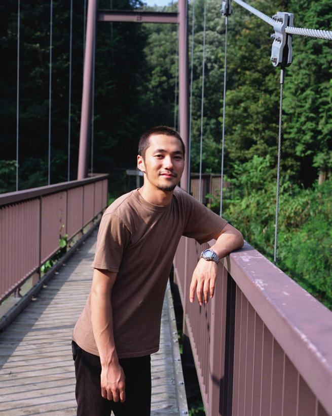 东方人,一个人,栏杆,站,笑,微笑,竖图,室外,白天,正面,森林,树林,植物,亚洲,仅一个男性,仅一个人,服装,木板,围栏,桥,木桥,注视,休闲装,黄种人,护栏,栈桥,树,树木,仅一个年轻男性,衣服,绿色,自然,观察,看,站着,休闲,休闲服,服饰,生长,成长,观看,人行桥,木板桥,察看,关注,男人,男性,年轻男性,亚洲人,半身,彩图