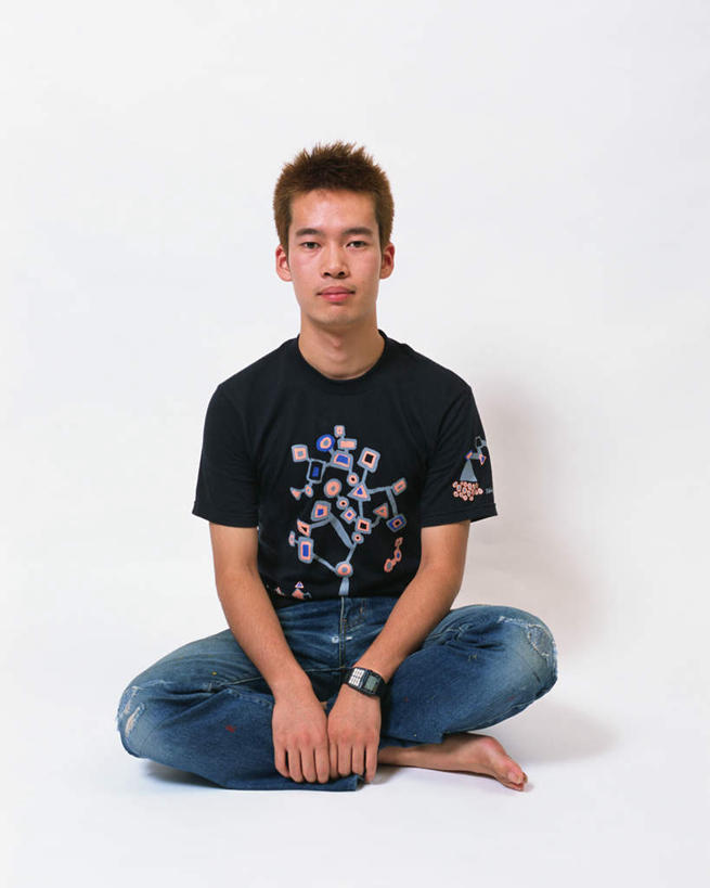 东方人,一个人,坐,笑,盘腿,微笑,竖图,室内,白天,白色背景,正面,亚洲,仅一个男性,仅一个人,服装,注视,休闲装,黄种人,仅一个年轻男性,衣服,观察,看,休闲,休闲服,摄影,服饰,影棚,观看,察看,关注,男人,男性,年轻男性,亚洲人,盘腿而坐,盘膝,盘着腿的,盘着腿坐,双腿交叉,坐着,彩图,全身,影棚拍摄,拍摄