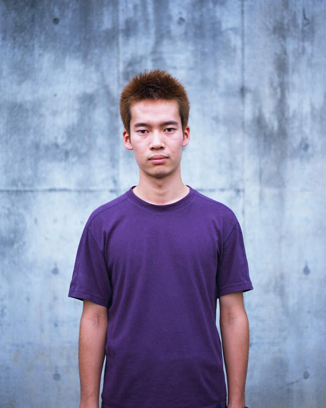 东方人,一个人,站,笑,微笑,竖图,室外,白天,正面,亚洲,仅一个男性,仅一个人,服装,墙,注视,休闲装,黄种人,墙壁,墙面,仅一个年轻男性,衣服,观察,看,站着,休闲,休闲服,服饰,观看,察看,关注,男人,男性,年轻男性,亚洲人,半身,彩图