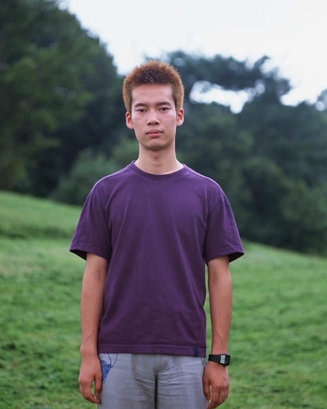 东方人,一个人,站,笑,微笑,竖图,室外,白天,正面,草地,草坪,森林,树林,植物,亚洲,仅一个男性,仅一个人,服装,注视,休闲装,黄种人,草,树,树木,仅一个年轻男性,衣服,绿色,自然,观察,看,站着,休闲,休闲服,服饰,生长,成长,观看,察看,关注,男人,男性,年轻男性,亚洲人,彩图,全身