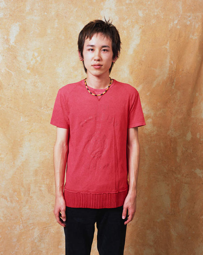 东方人,一个人,站,笑,微笑,竖图,室内,白天,正面,亚洲,仅一个男性,仅一个人,黄色背景,服装,注视,休闲装,黄种人,仅一个年轻男性,衣服,观察,看,站着,休闲,休闲服,摄影,服饰,影棚,观看,察看,关注,男人,男性,年轻男性,亚洲人,彩图,全身,影棚拍摄,拍摄