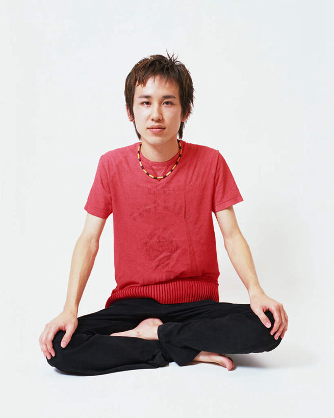 东方人,一个人,坐,笑,盘腿,微笑,竖图,室内,白天,白色背景,正面,亚洲,仅一个男性,仅一个人,服装,注视,休闲装,黄种人,仅一个年轻男性,衣服,观察,看,休闲,休闲服,摄影,服饰,影棚,观看,察看,关注,男人,男性,年轻男性,亚洲人,盘腿而坐,盘膝,盘着腿的,盘着腿坐,双腿交叉,坐着,彩图,全身,影棚拍摄,拍摄