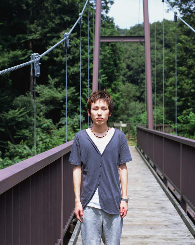 东方人,一个人,栏杆,站,笑,微笑,竖图,室外,白天,正面,森林,树林,植物,亚洲,仅一个男性,仅一个人,服装,木板,围栏,桥,木桥,注视,休闲装,黄种人,护栏,栈桥,树,树木,仅一个年轻男性,衣服,绿色,自然,观察,看,站着,休闲,休闲服,服饰,生长,成长,观看,人行桥,木板桥,察看,关注,男人,男性,年轻男性,亚洲人,半身,彩图