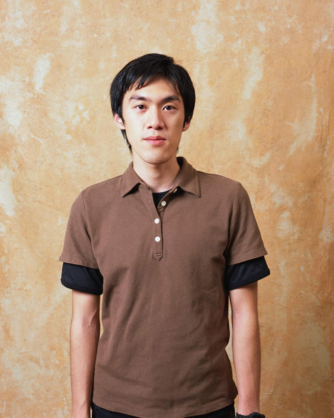 东方人,一个人,站,笑,微笑,竖图,室内,白天,正面,亚洲,仅一个男性,仅一个人,黄色背景,服装,注视,休闲装,黄种人,仅一个年轻男性,衣服,观察,看,站着,休闲,休闲服,摄影,服饰,影棚,观看,察看,关注,男人,男性,年轻男性,亚洲人,半身,彩图,影棚拍摄,拍摄