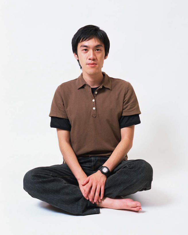 东方人,一个人,坐,笑,盘腿,微笑,竖图,室内,白天,白色背景,正面,亚洲,仅一个男性,仅一个人,服装,注视,休闲装,黄种人,仅一个年轻男性,衣服,观察,看,休闲,休闲服,摄影,服饰,影棚,观看,察看,关注,男人,男性,年轻男性,亚洲人,盘腿而坐,盘膝,盘着腿的,盘着腿坐,双腿交叉,坐着,彩图,全身,影棚拍摄,拍摄