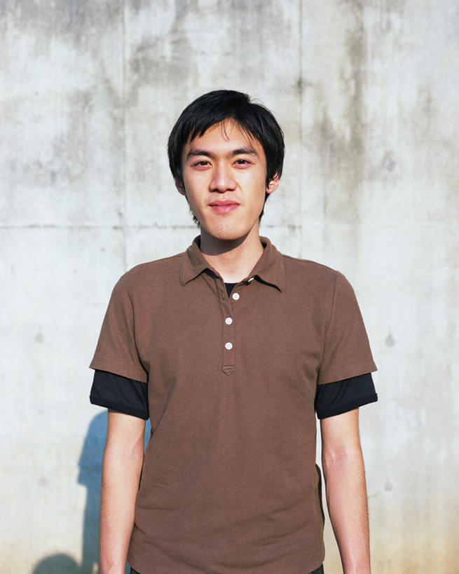 东方人,一个人,站,笑,微笑,竖图,室外,白天,正面,亚洲,仅一个男性,仅一个人,服装,墙,注视,休闲装,黄种人,墙壁,墙面,仅一个年轻男性,衣服,观察,看,站着,休闲,休闲服,服饰,观看,察看,关注,男人,男性,年轻男性,亚洲人,半身,彩图