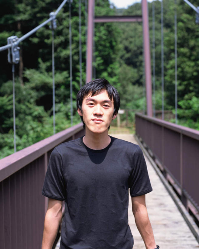 东方人,一个人,栏杆,站,笑,微笑,竖图,室外,白天,正面,森林,树林,植物,亚洲,仅一个男性,仅一个人,服装,木板,围栏,桥,木桥,注视,休闲装,黄种人,护栏,栈桥,树,树木,仅一个年轻男性,衣服,绿色,自然,观察,看,站着,休闲,休闲服,服饰,生长,成长,观看,人行桥,木板桥,察看,关注,男人,男性,年轻男性,亚洲人,半身,彩图