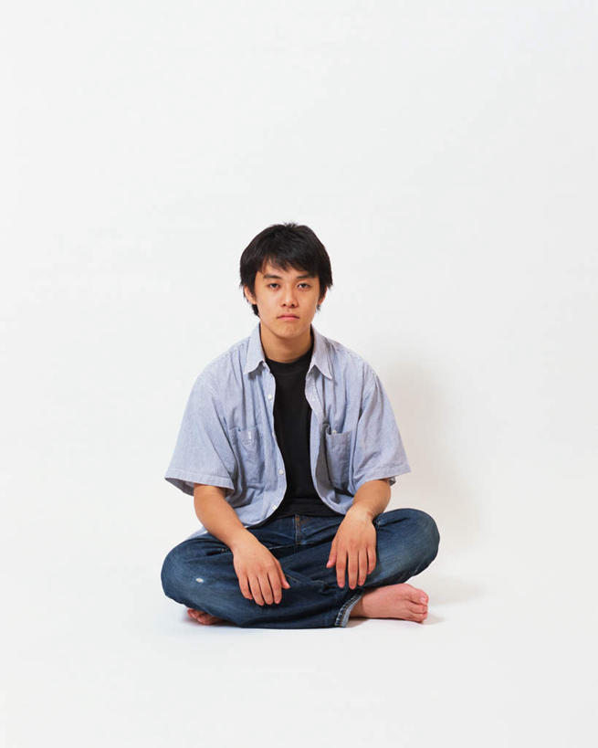 东方人,一个人,坐,笑,盘腿,微笑,竖图,室内,白天,白色背景,正面,亚洲,仅一个男性,仅一个人,服装,注视,休闲装,黄种人,仅一个年轻男性,衣服,观察,看,休闲,休闲服,摄影,服饰,影棚,观看,察看,关注,男人,男性,年轻男性,亚洲人,盘腿而坐,盘膝,盘着腿的,盘着腿坐,双腿交叉,坐着,彩图,全身,影棚拍摄,拍摄