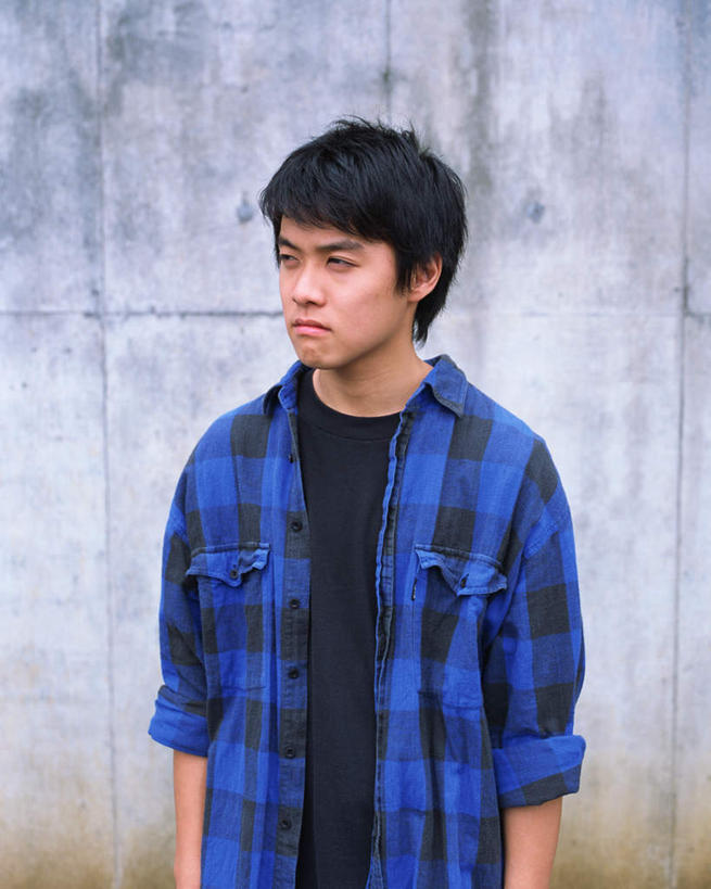 东方人,一个人,站,笑,微笑,竖图,室外,白天,正面,亚洲,仅一个男性,仅一个人,服装,墙,注视,休闲装,黄种人,墙壁,墙面,仅一个年轻男性,衣服,观察,看,站着,休闲,休闲服,服饰,观看,察看,关注,男人,男性,年轻男性,亚洲人,半身,彩图