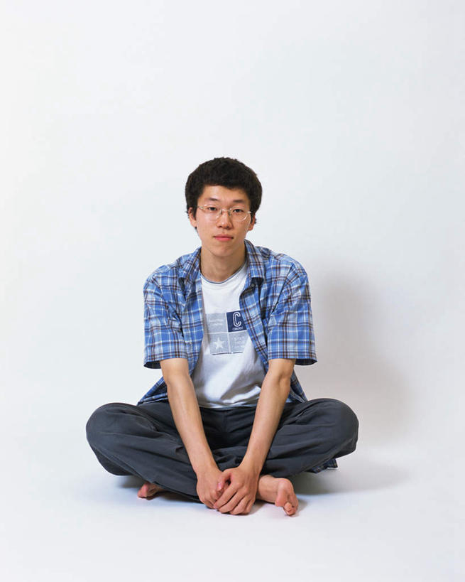 东方人,一个人,坐,笑,盘腿,微笑,竖图,室内,白天,白色背景,正面,亚洲,仅一个男性,仅一个人,服装,注视,休闲装,黄种人,仅一个年轻男性,衣服,观察,看,休闲,休闲服,摄影,服饰,影棚,观看,察看,关注,男人,男性,年轻男性,亚洲人,盘腿而坐,盘膝,盘着腿的,盘着腿坐,双腿交叉,坐着,彩图,全身,影棚拍摄,拍摄