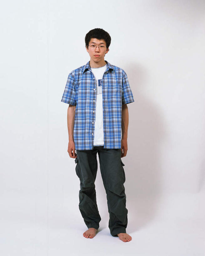 东方人,一个人,站,笑,微笑,竖图,室内,白天,白色背景,正面,亚洲,仅一个男性,仅一个人,服装,注视,休闲装,黄种人,仅一个年轻男性,衣服,观察,看,站着,休闲,休闲服,摄影,服饰,影棚,观看,察看,关注,男人,男性,年轻男性,亚洲人,彩图,全身,影棚拍摄,拍摄