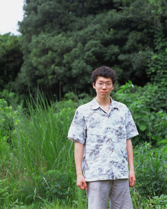 东方人,一个人,站,笑,微笑,竖图,室外,白天,正面,草地,草坪,植物,亚洲,仅一个男性,仅一个人,戴,服装,眼镜,注视,休闲装,黄种人,草,树,树木,仅一个年轻男性,衣服,绿色,自然,观察,看,站着,休闲,休闲服,服饰,生长,成长,观看,戴着,察看,关注,近视眼镜,男人,男性,年轻男性,亚洲人,半身,彩图