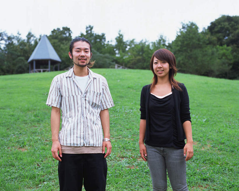 东方人,两个人,夫妻,站,笑,微笑,露齿笑,横图,室外,白天,正面,爱情,草地,草坪,森林,树林,植物,亚洲,服装,浪漫,注视,休闲装,黄种人,草,树,树木,衣服,绿色,自然,观察,看,站着,休闲,休闲服,恩爱,恋人,服饰,生长,成长,观看,察看,关注,男人,男性,年轻男性,年轻女性,女人,女性,亚洲人,情侣,半身,彩图,伴侣