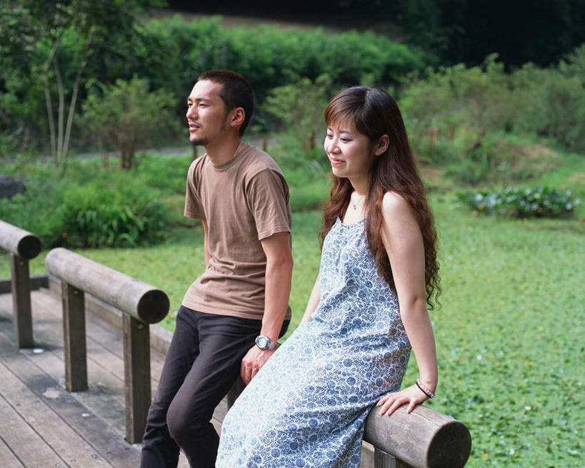 东方人,两个人,夫妻,栏杆,坐,笑,微笑,横图,室外,白天,侧面,爱情,草地,草坪,森林,树林,植物,亚洲,服装,围栏,浪漫,注视,休闲装,黄种人,护栏,草,树,树木,衣服,绿色,自然,观察,看,休闲,休闲服,恩爱,恋人,服饰,生长,成长,观看,察看,关注,男人,男性,年轻男性,年轻女性,女人,女性,亚洲人,情侣,坐着,半身,彩图,伴侣