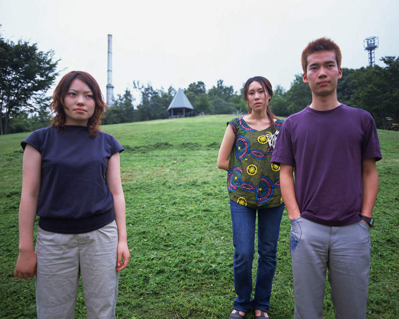 东方人,三个人,夫妻,伙伴,朋友,站,笑,微笑,横图,室外,白天,正面,爱情,友谊,草地,草坪,森林,树林,植物,亚洲,服装,云,云朵,浪漫,云彩,注视,休闲装,黄种人,草,树,树木,衣服,绿色,白云,天空,自然,天,观察,看,站着,休闲,休闲服,恩爱,恋人,服饰,生长,成长,观看,察看,关注,双手抄兜,双手放兜,友情,男人,男性,年轻男性,年轻女性,女人,女性,亚洲人,情侣,插兜,两手抄兜,两手放兜,手插兜,手放口袋,半身,彩图,伴侣,手抄兜