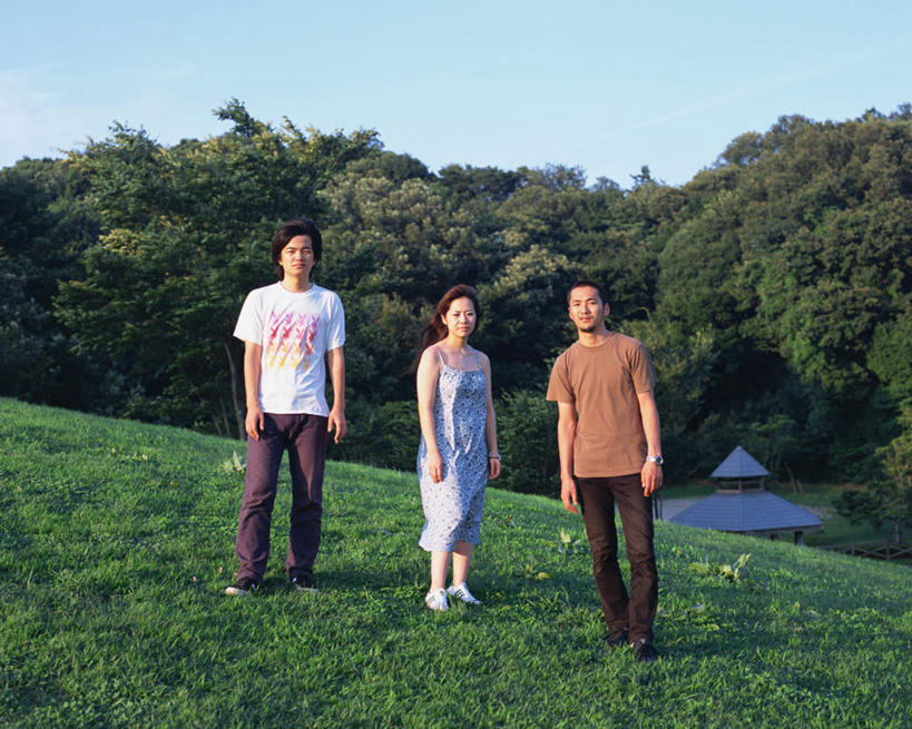 东方人,三个人,夫妻,伙伴,朋友,站,笑,微笑,横图,室外,白天,正面,爱情,友谊,草地,草坪,森林,树林,植物,亚洲,服装,云,云朵,浪漫,云彩,注视,休闲装,黄种人,草,树,树木,衣服,绿色,白云,天空,自然,天,观察,看,站着,休闲,休闲服,恩爱,恋人,服饰,生长,成长,观看,察看,关注,友情,男人,男性,年轻男性,年轻女性,女人,女性,亚洲人,情侣,彩图,全身,伴侣