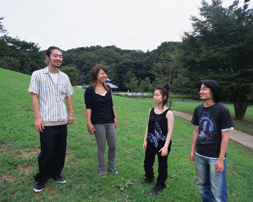 东方人,四个人,夫妻,伙伴,朋友,站,笑,微笑,露齿笑,横图,室外,白天,正面,爱情,友谊,草地,草坪,植物,亚洲,服装,云,云朵,浪漫,云彩,注视,休闲装,黄种人,草,树,树木,衣服,蓝色,绿色,白云,蓝天,天空,自然,天,观察,看,站着,休闲,休闲服,恩爱,恋人,服饰,生长,成长,观看,察看,关注,友情,男人,男性,年轻男性,年轻女性,女人,女性,亚洲人,情侣,站立,半身,彩图,伴侣