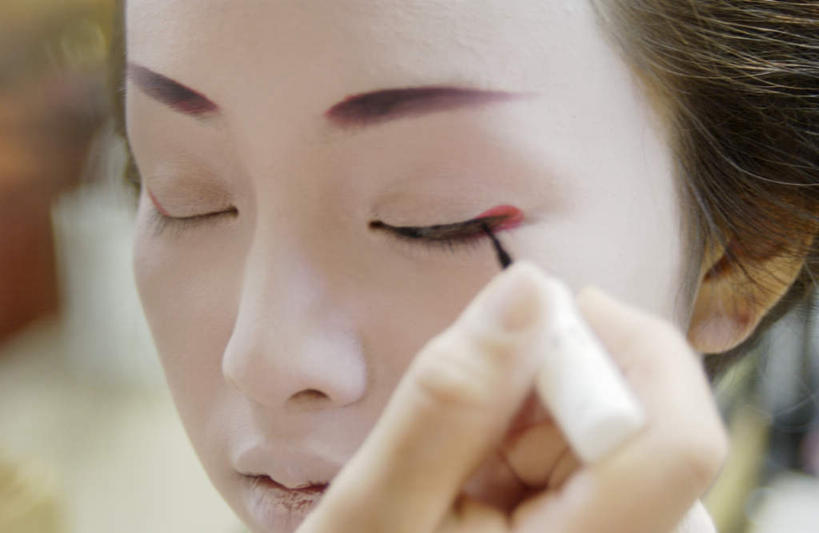 东方人,一个人,站,闭眼,横图,室内,特写,白天,正面,化妆,美容,亚洲,仅一个年轻女性,仅一个女性,仅一个人,护肤,服装,拿,拿着,休闲装,黄种人,衣服,站着,保养,享受,休闲,休闲服,眼线笔,放松,保健,服饰,养颜,年轻女性,女人,女性,亚洲人,闭眼睛,闭着眼,闭着眼睛,站立,半身,彩图