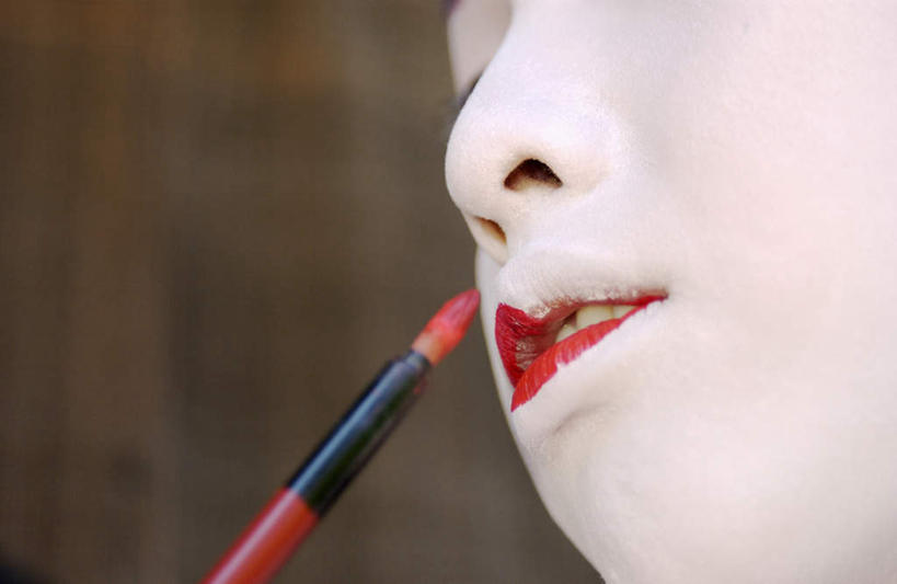 东方人,一个人,站,横图,室内,特写,白天,正面,化妆,美容,亚洲,仅一个年轻女性,仅一个女性,仅一个人,护肤,服装,拿,拿着,注视,休闲装,黄种人,衣服,口红,观察,看,站着,保养,享受,休闲,休闲服,放松,保健,摄影,服饰,影棚,褐色背景,观看,察看,关注,养颜,年轻女性,女人,女性,亚洲人,站立,半身,彩图,影棚拍摄,拍摄