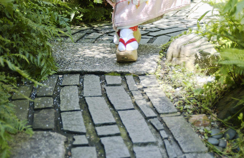 东方人,一个人,站,横图,室外,白天,正面,民族服装,草地,草坪,植物,道路,路,鞋子,亚洲,仅一个年轻女性,仅一个女性,仅一个人,和服,小路,交通,注视,黄种人,木屐,草,绿色,观察,看,站着,服饰,观看,察看,关注,木鞋,吴服,唐草,唐花,唐锦,年轻女性,女人,女性,亚洲人,站立,半身,彩图,传统服装,民俗服,人字拖