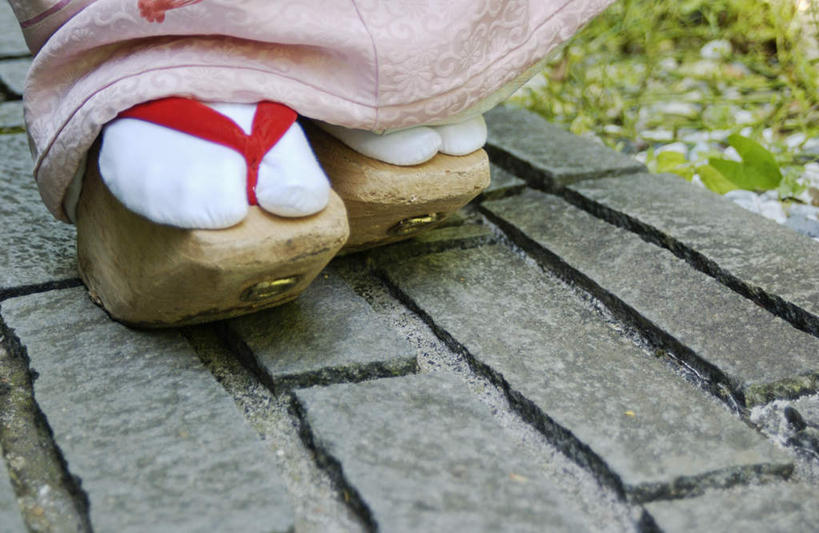 东方人,一个人,站,横图,俯视,室外,特写,白天,民族服装,草地,草坪,植物,道路,路,鞋子,亚洲,仅一个年轻女性,仅一个女性,仅一个人,和服,小路,交通,注视,黄种人,木屐,草,绿色,观察,看,站着,服饰,观看,察看,关注,木鞋,吴服,唐草,唐花,唐锦,年轻女性,女人,女性,亚洲人,站立,半身,彩图,高角度拍摄,传统服装,民俗服,人字拖