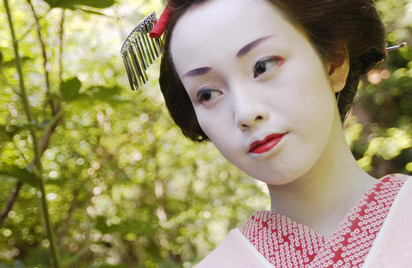 东方人,一个人,站,横图,室外,白天,仰视,民族服装,化妆,美容,叶子,亚洲,仅一个年轻女性,仅一个女性,仅一个人,护肤,和服,绿叶,注视,黄种人,观察,看,站着,保养,享受,休闲,嫩叶,放松,保健,服饰,观看,察看,关注,艺妓,养颜,吴服,唐草,唐花,唐锦,年轻女性,女人,女性,亚洲人,叶,叶片,半身,彩图,低角度拍摄,传统服装,民俗服