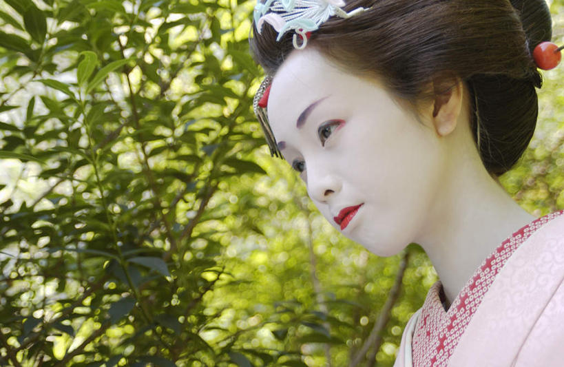 东方人,一个人,站,横图,室外,白天,仰视,民族服装,化妆,美容,植物,叶子,亚洲,仅一个年轻女性,仅一个女性,仅一个人,护肤,和服,绿叶,注视,黄种人,树,树木,绿色,自然,观察,看,站着,保养,享受,休闲,嫩叶,放松,保健,服饰,生长,成长,观看,察看,关注,养颜,吴服,唐草,唐花,唐锦,年轻女性,女人,女性,亚洲人,叶,叶片,站立,半身,彩图,低角度拍摄,传统服装,民俗服