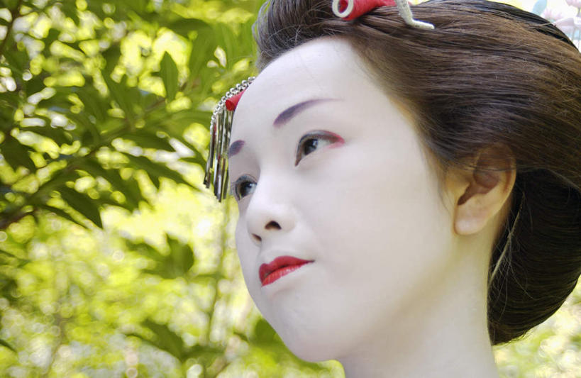 东方人,一个人,站,横图,室外,特写,白天,仰视,化妆,美容,植物,叶子,亚洲,仅一个年轻女性,仅一个女性,仅一个人,护肤,枯叶,落叶,注视,黄种人,树,树木,绿色,自然,观察,看,站着,保养,享受,休闲,放松,保健,生长,成长,观看,察看,关注,养颜,年轻女性,女人,女性,亚洲人,叶,叶片,站立,半身,彩图,低角度拍摄