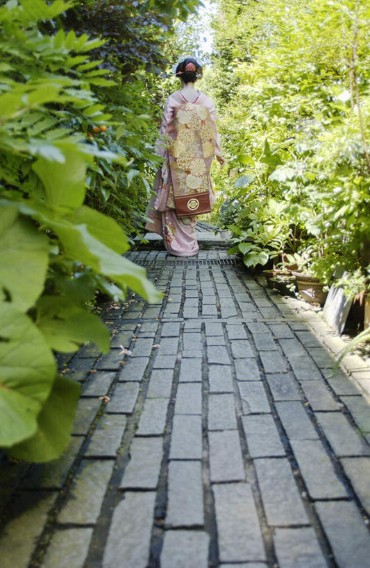 东方人,一个人,站,走,竖图,室外,白天,民族服装,植物,道路,路,亚洲,仅一个年轻女性,仅一个女性,仅一个人,和服,小路,交通,注视,黄种人,树,树木,背面,绿色,自然,观察,看,站着,服饰,生长,成长,观看,察看,关注,艺妓,吴服,唐草,唐花,唐锦,年轻女性,女人,女性,亚洲人,步行,散步,站立,走路,彩图,全身,传统服装,民俗服