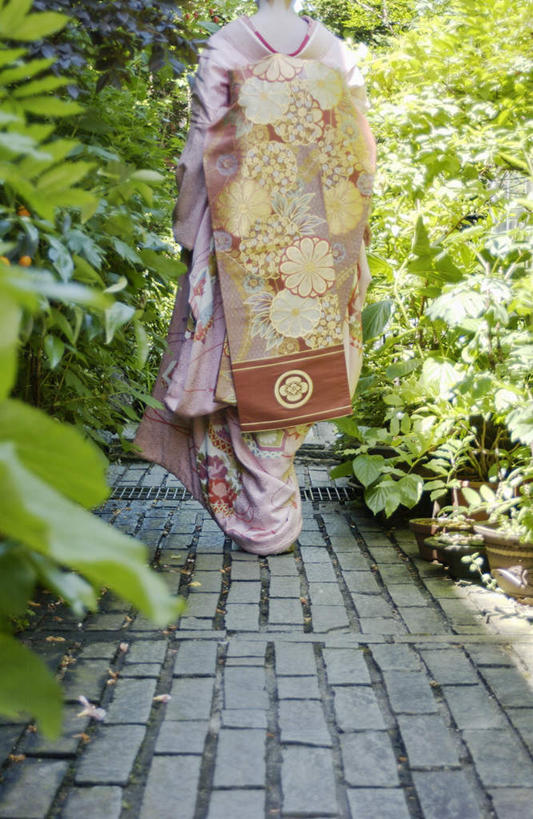 东方人,一个人,站,走,竖图,室外,白天,民族服装,植物,道路,路,亚洲,仅一个年轻女性,仅一个女性,仅一个人,和服,小路,交通,注视,黄种人,树,树木,背面,绿色,自然,观察,看,站着,服饰,生长,成长,观看,察看,关注,艺妓,吴服,唐草,唐花,唐锦,年轻女性,女人,女性,亚洲人,步行,散步,站立,走路,半身,彩图,传统服装,民俗服