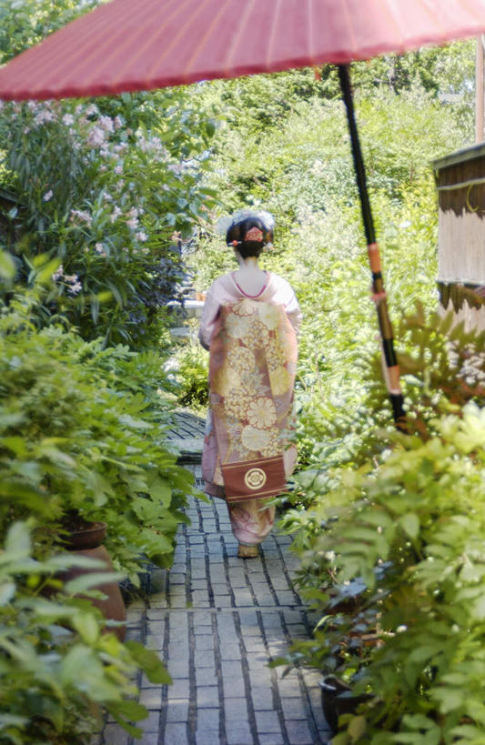 东方人,一个人,站,走,竖图,室外,白天,民族服装,植物,道路,路,亚洲,仅一个年轻女性,仅一个女性,仅一个人,和服,伞,雨伞,小路,交通,注视,黄种人,阳伞,树,树木,背面,红色,绿色,自然,观察,看,站着,服饰,生长,成长,观看,察看,关注,艺妓,吴服,唐草,唐花,唐锦,年轻女性,女人,女性,亚洲人,步行,散步,站立,走路,彩图,全身,传统服装,民俗服