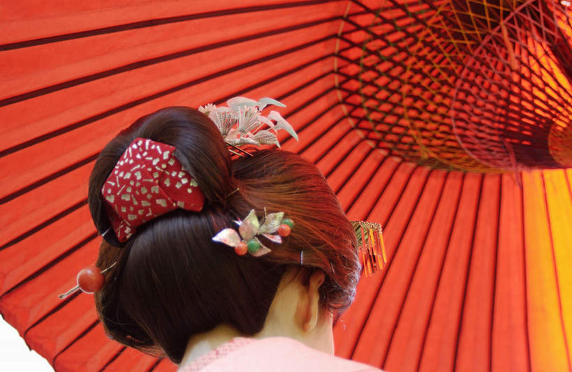 东方人,一个人,站,横图,室外,白天,仰视,民族服装,亚洲,仅一个年轻女性,仅一个女性,仅一个人,和服,伞,雨伞,遮阳伞,拿,拿着,注视,黄种人,阳伞,观察,看,站着,服饰,观看,察看,关注,发髻,吴服,唐草,唐花,唐锦,年轻女性,女人,女性,亚洲人,站立,半身,彩图,低角度拍摄,传统服装,民俗服