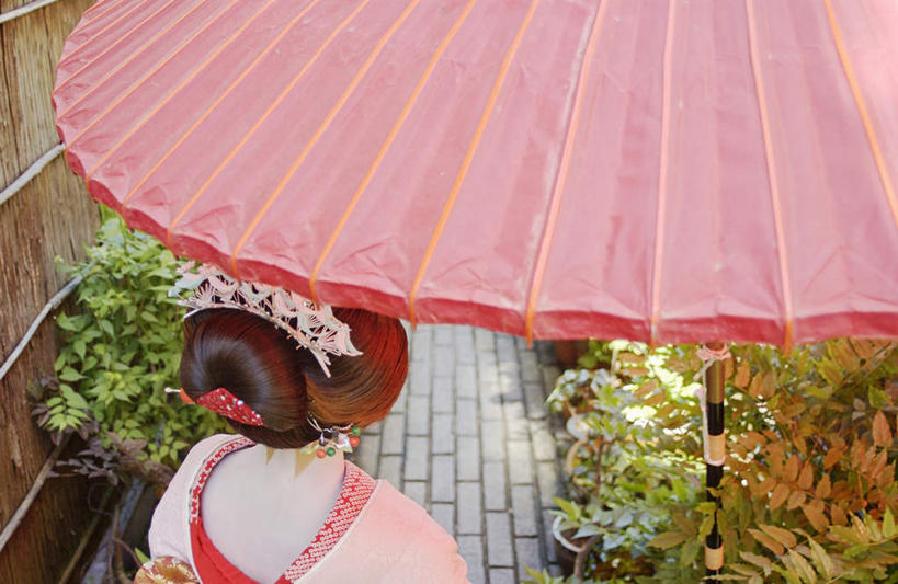 东方人,一个人,站,横图,俯视,室外,白天,民族服装,幸福,亚洲,仅一个年轻女性,仅一个女性,仅一个人,和服,伞,雨伞,纸伞,古典,拿,油纸伞,拿着,注视,黄种人,文化,阳伞,观察,看,站着,服饰,观看,纪念,吉祥,察看,关注,发髻,古朴,吴服,唐草,唐花,唐锦,平安,年轻女性,女人,女性,亚洲人,站立,半身,彩图,高角度拍摄,传统服装,民俗服