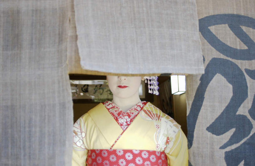 东方人,嘴,一个人,站,横图,室内,白天,正面,民族服装,亚洲,仅一个年轻女性,仅一个女性,仅一个人,和服,注视,黄种人,观察,看,站着,遮,服饰,观看,察看,遮挡,关注,遮盖,遮蔽,吴服,唐草,唐花,唐锦,年轻女性,女人,女性,亚洲人,嘴巴,嘴唇,站立,半身,彩图,传统服装,民俗服