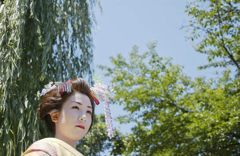 东方人,一个人,站,横图,室外,白天,仰视,民族服装,植物,亚洲,仅一个年轻女性,仅一个女性,仅一个人,和服,装饰,头饰,注视,黄种人,树,树木,蓝色,绿色,蓝天,天空,自然,天,观察,看,站着,服饰,生长,成长,观看,华丽,修饰,点缀,察看,关注,发髻,吴服,唐草,唐花,唐锦,衬托,美观,雅致,雅观,年轻女性,女人,女性,亚洲人,站立,半身,彩图,低角度拍摄,传统服装,民俗服