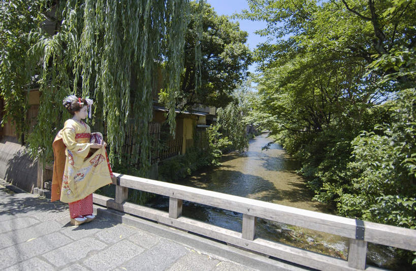 东方人,一个人,栏杆,站,横图,室外,白天,侧面,民族服装,河流,水,植物,亚洲,仅一个年轻女性,仅一个女性,仅一个人,和服,服装,河水,水流,围栏,注视,休闲装,黄种人,护栏,树,树木,衣服,蓝色,绿色,蓝天,天空,自然,天,观察,看,站着,休闲,休闲服,服饰,生长,成长,观看,察看,关注,吴服,唐草,唐花,唐锦,年轻女性,女人,女性,亚洲人,彩图,全身,传统服装,民俗服