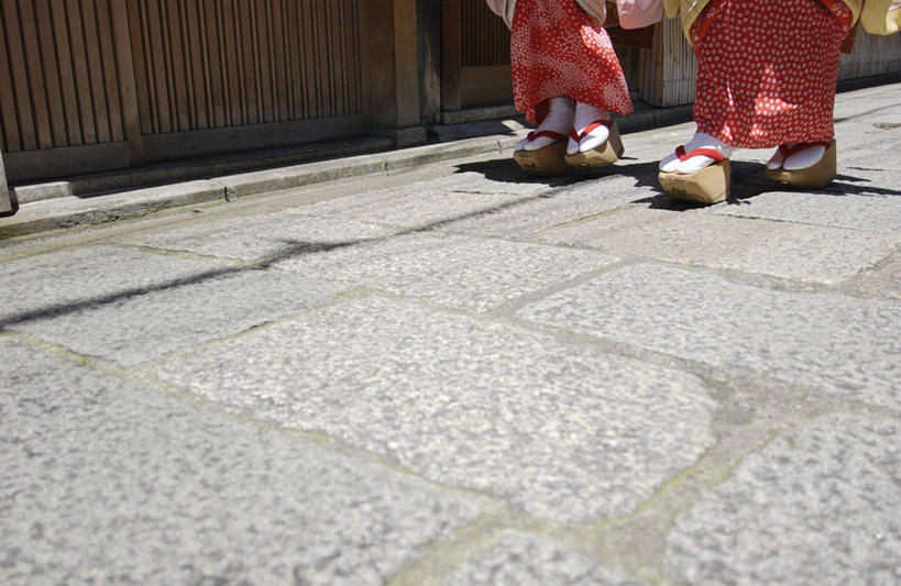 东方人,两个人,伙伴,朋友,走,横图,室外,白天,正面,民族服装,友谊,道路,路,鞋子,亚洲,和服,小路,交通,注视,黄种人,木屐,观察,看,服饰,观看,察看,关注,木鞋,吴服,唐草,唐花,唐锦,友情,年轻女性,女人,女性,亚洲人,步行,散步,走路,半身,彩图,传统服装,民俗服,人字拖